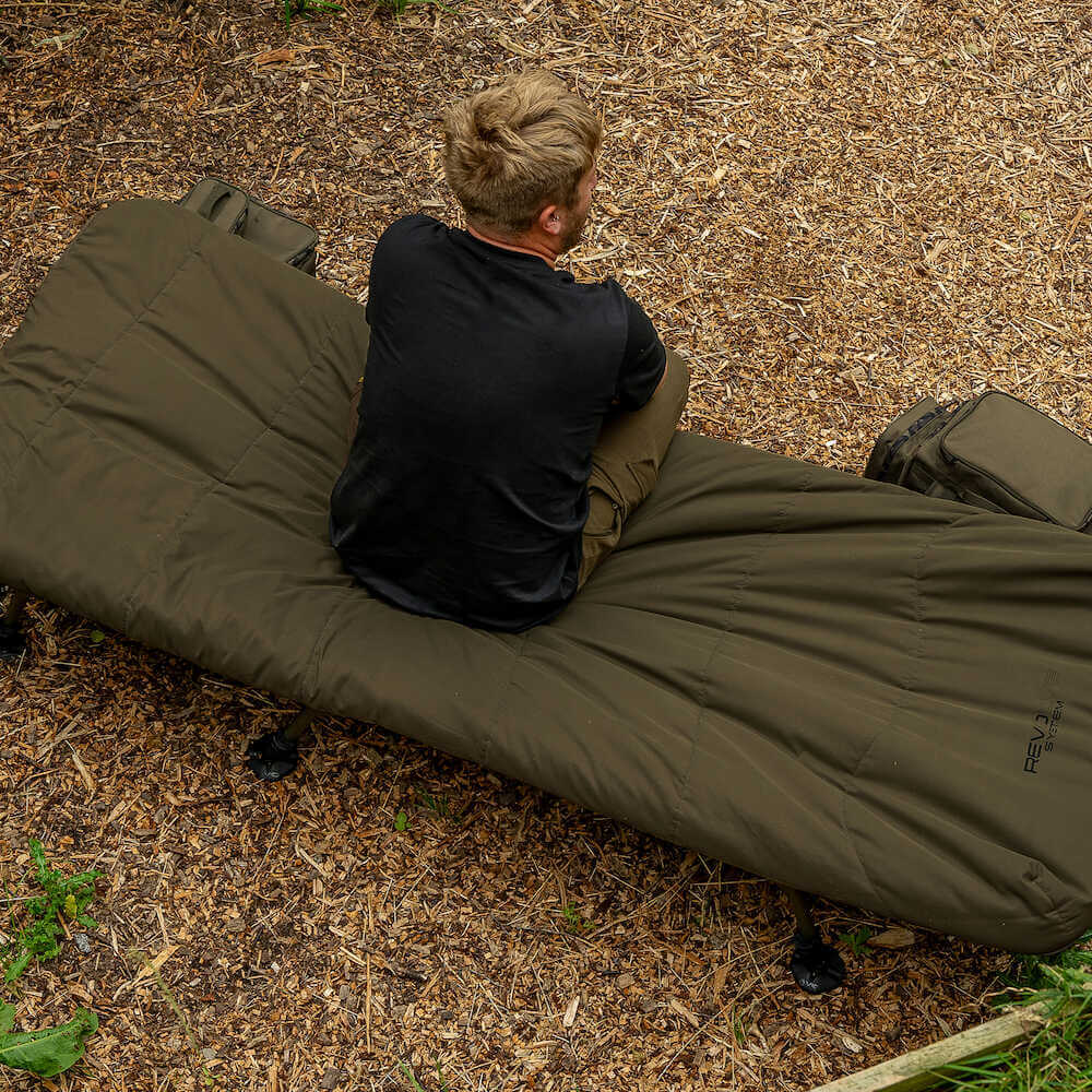 Bed Chair with sleeping bag Avid Carp Revolve System